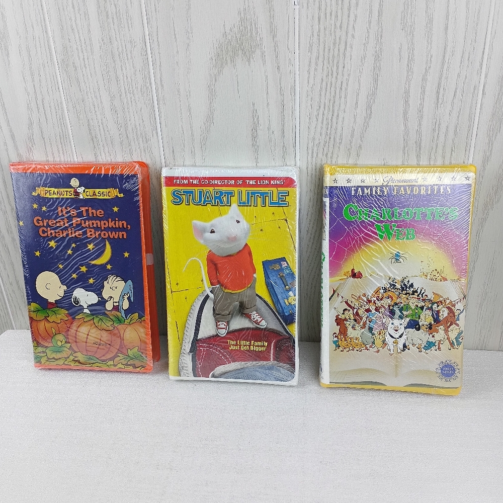 Childrens Classic VHS Bundle Its the Great Pumpkin, Stuart Little Charlottes Web